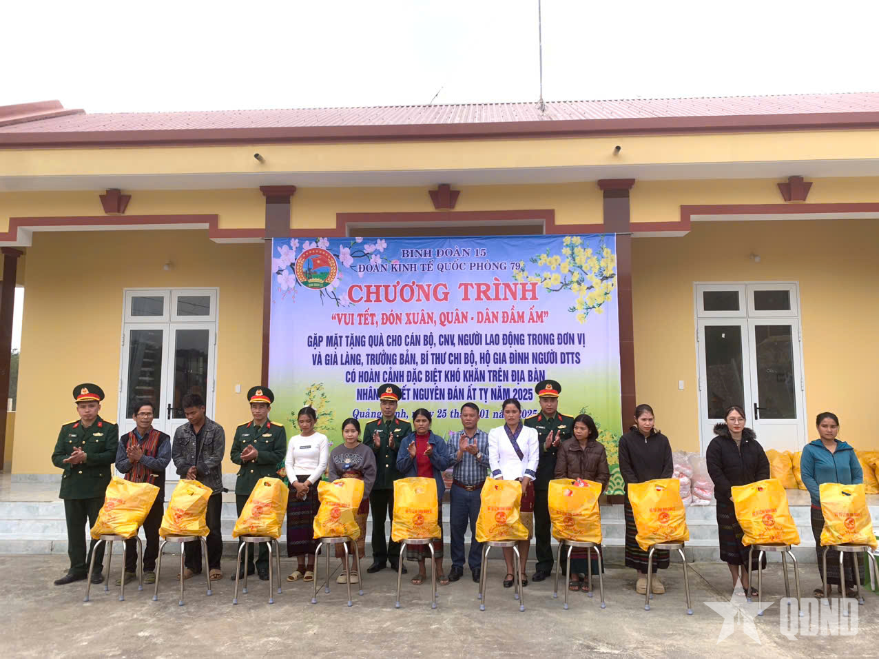 Đoàn Kinh tế - Quốc phòng 79 “vui Tết đón xuân, quân dân đầm ấm”

​